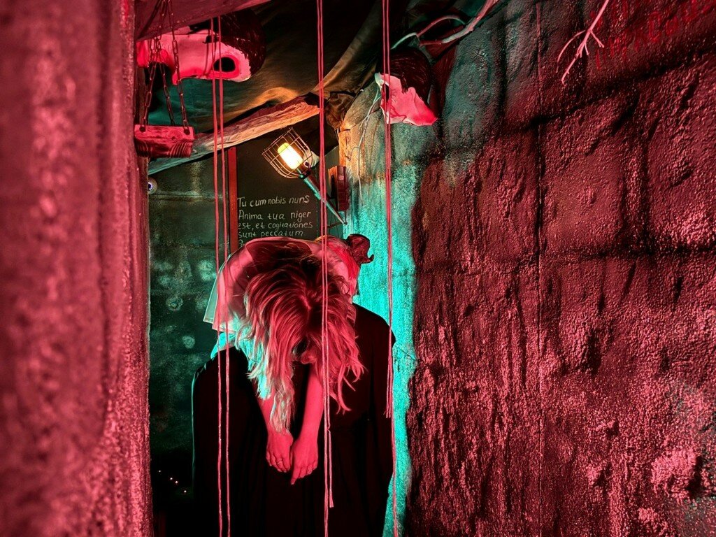 Квест «Ад. Цена души» — ритуальный коридор с латинскими надписями — фото 6/7